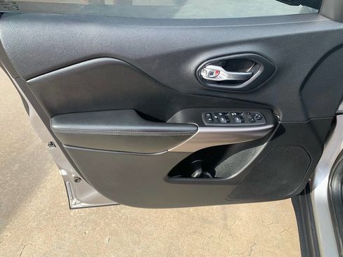 Used 2019 Jeep Cherokee Latitude w/ Popular Appearance Group image 20