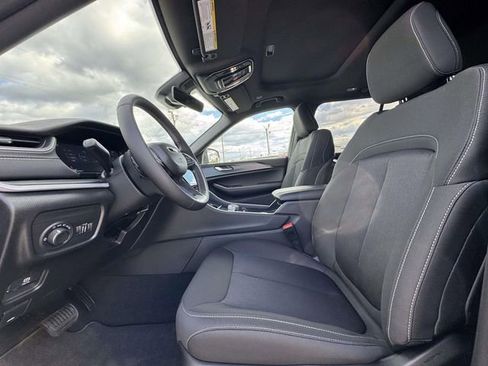 New 2025 Jeep Grand Cherokee Laredo X w/ Luxury Tech Group I AWD/4WD image 18