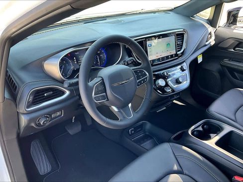 New 2026 Chrysler Pacifica Select image 8