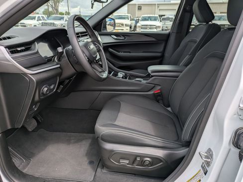 Certified 2024 Jeep Grand Cherokee Laredo RWD image 9