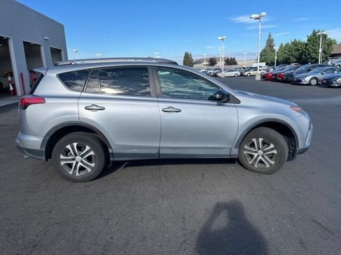 Used 2017 Toyota RAV4 LE FWD image 3