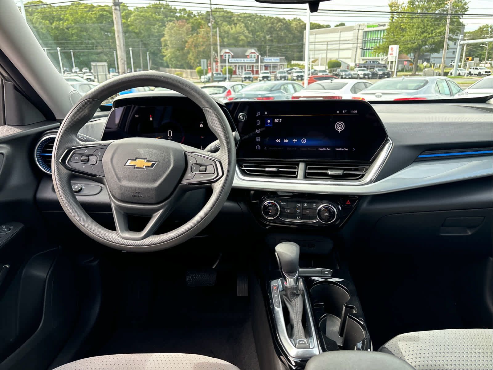 Used 2025 Chevrolet Trax LT FWD image 22