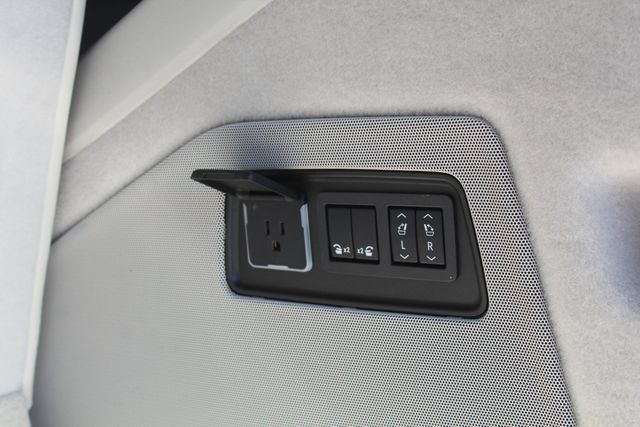 Used 2025 Cadillac Escalade Sport Platinum w/ LPO, ONYX Package AWD/4WD image 6