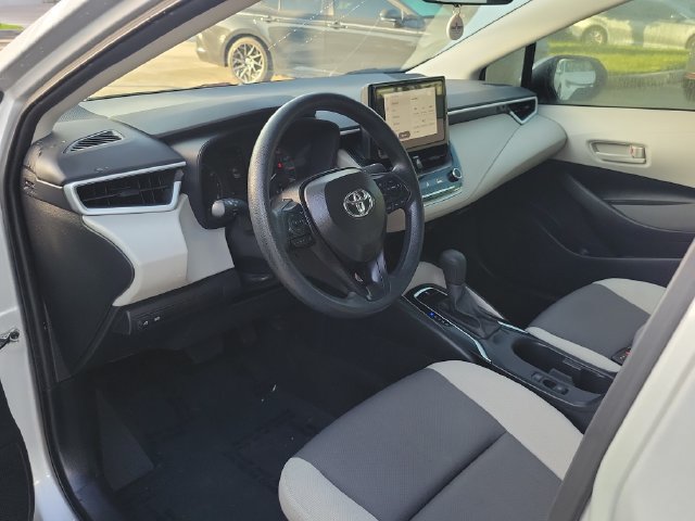 Used 2025 Toyota Corolla LE FWD image 9