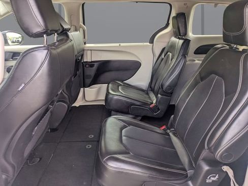 Used 2023 Chrysler Pacifica Touring-L FWD image 14