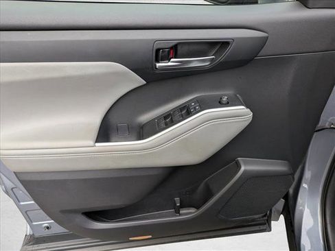 Used 2021 Toyota Highlander XLE image 14