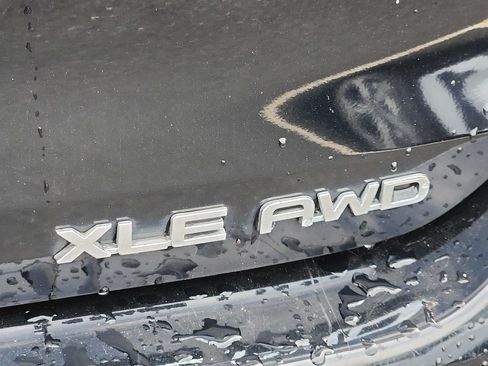 Used 2024 Toyota Highlander XLE AWD/4WD image 30