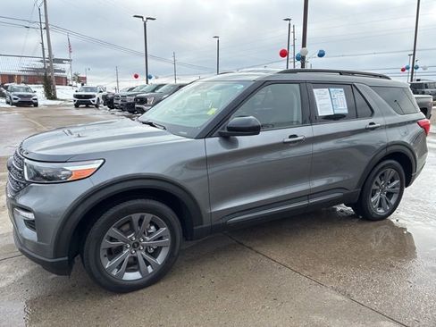 Used 2022 Ford Explorer XLT w/ Equipment Group 202A image 3