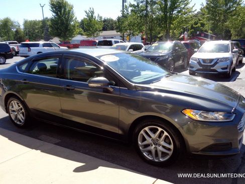 Used 2016 Ford Fusion SE FWD image 2