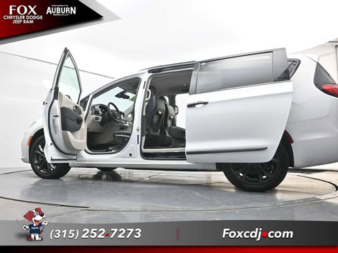 Used 2023 Chrysler Pacifica Touring-L w/ Road Tripper Package AWD/4WD image 39