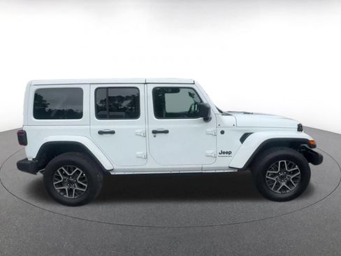 Used 2025 Jeep Wrangler Unlimited Sahara AWD/4WD image 15