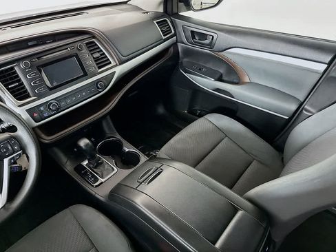 Used 2018 Toyota Highlander LE w/ Carpet Mat Package (TMS) AWD/4WD image 11