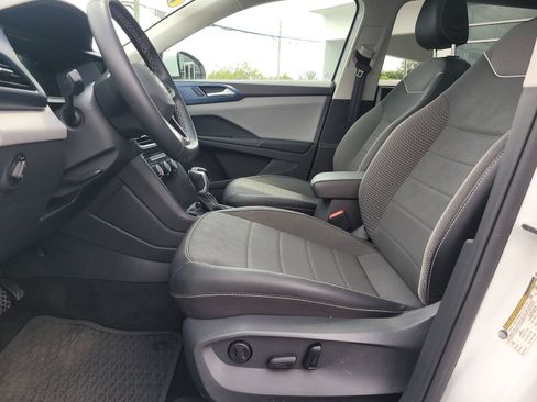 Used 2023 Volkswagen Taos SE w/ Panoramic Sunroof Package FWD image 15