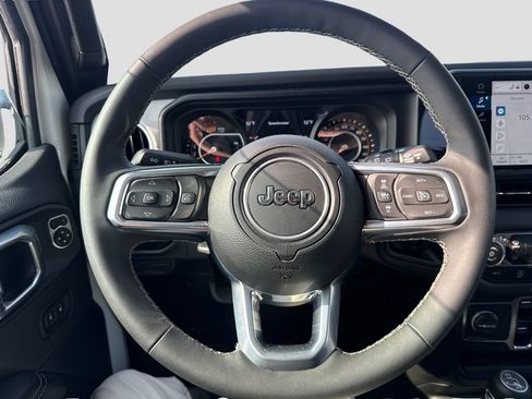 Used 2025 Jeep Wrangler Unlimited Sahara AWD/4WD image 14