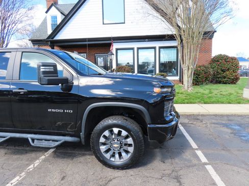 Used 2024 Chevrolet Silverado 2500 Custom w/ Z71 Off-Road Package image 12