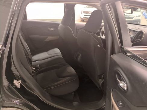 Used 2017 Jeep Cherokee Latitude image 12