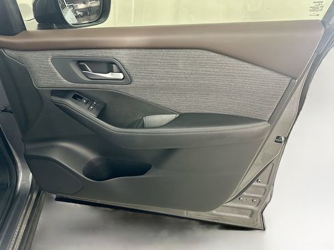 Used 2023 Nissan Rogue SV image 31