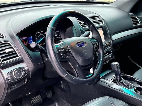 Used 2017 Ford Explorer XLT w/ Equipment Group 202A FWD image 15