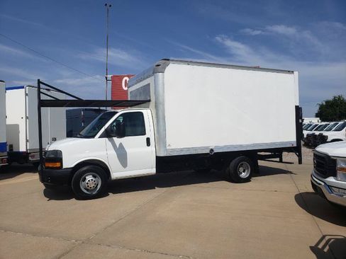Used 2018 Chevrolet Express 3500 RWD image 2