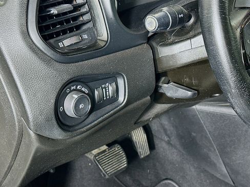 Used 2018 Jeep Renegade Altitude FWD image 16