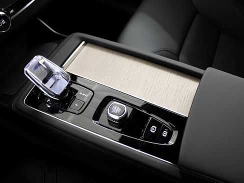 New 2025 Volvo XC90 B6 Core w/ Protection Package image 22