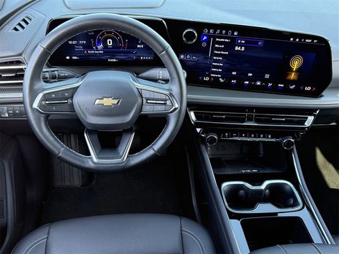 Used 2025 Chevrolet Traverse LT image 11