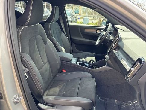 Used 2025 Volvo XC40 B5 Plus AWD/4WD image 16