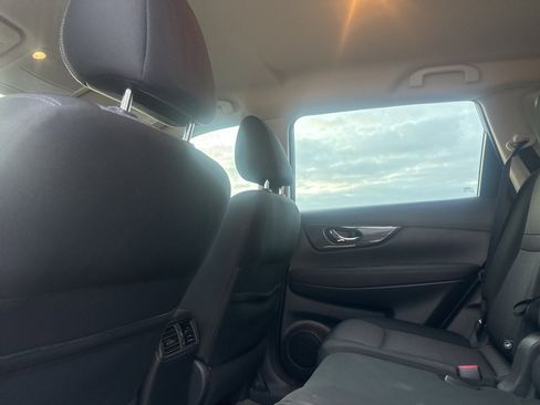 Used 2018 Nissan Rogue S image 34