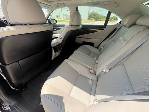 Used 2015 Lexus LS 460 w/ Ultra Luxury Package RWD image 17