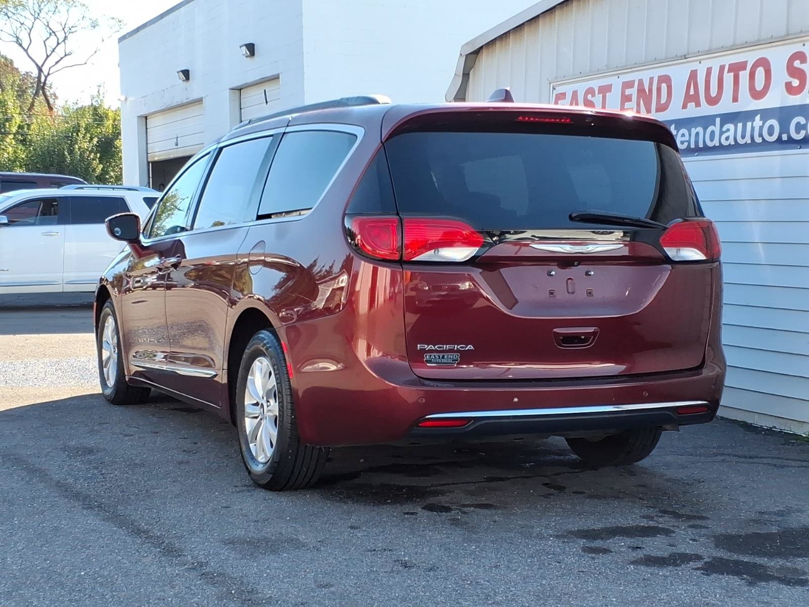 Used 2017 Chrysler Pacifica Touring-L FWD image 3