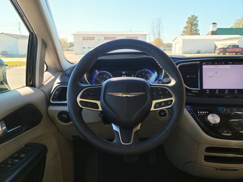 Used 2024 Chrysler Pacifica Touring-L image 10