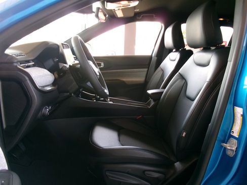 Used 2025 Jeep Compass Latitude image 11