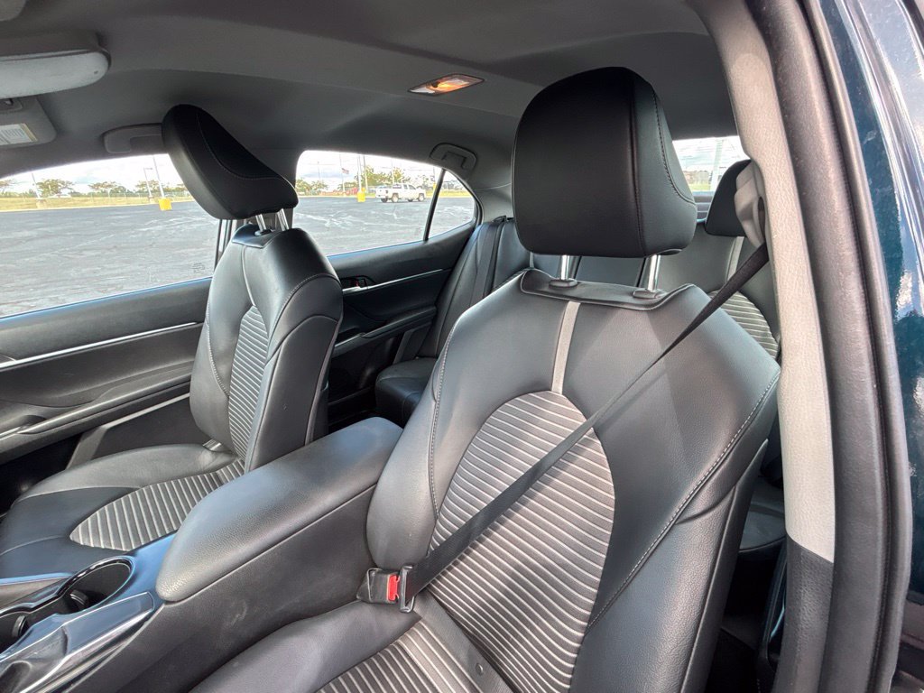Used 2020 Toyota Camry SE w/ Convenience Package FWD image 3
