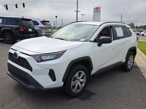 Used 2021 Toyota RAV4 LE FWD image 3