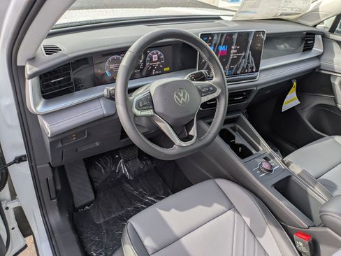 New 2026 Volkswagen Tiguan SE image 12