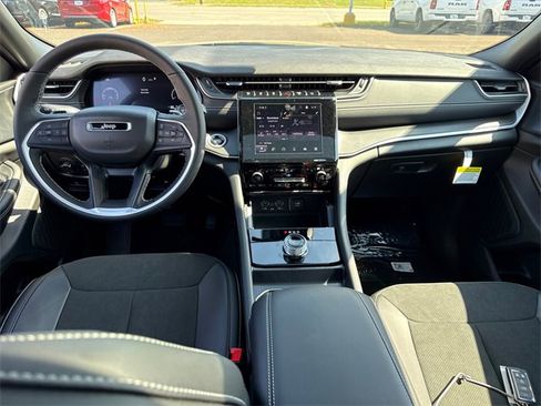 New 2025 Jeep Grand Cherokee Altitude image 10