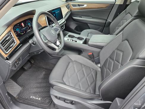 Used 2025 Volkswagen Atlas SE FWD image 15