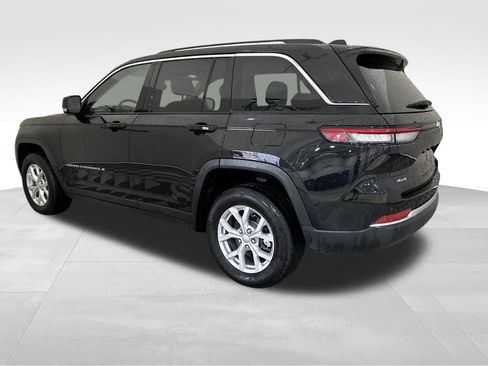 Used 2024 Jeep Grand Cherokee Limited image 3