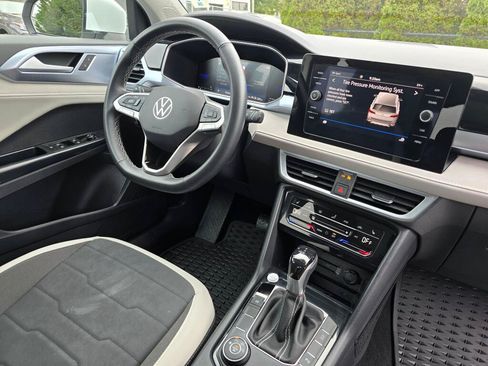 Certified 2025 Volkswagen Taos SE AWD/4WD image 12