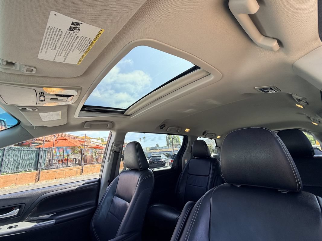 Used 2017 Toyota Sienna SE w/ SE Preferred Package FWD image 14
