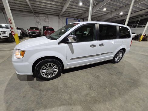 Used 2016 Chrysler Town & Country Touring-L w/ Driver Convenience Group FWD image 1