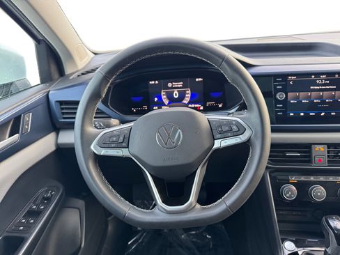 Used 2023 Volkswagen Taos SE w/ Panoramic Sunroof Package image 3