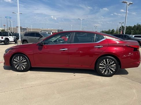 Used 2024 Nissan Altima 2.5 SV FWD image 6