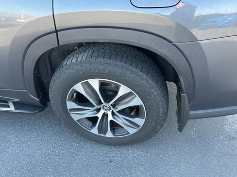 Used 2020 Toyota Highlander XLE image 19