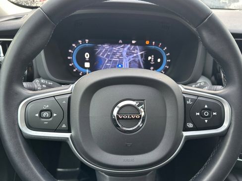 Used 2022 Volvo XC60 B5 Momentum image 25