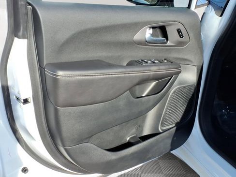 New 2026 Chrysler Pacifica Select FWD image 7
