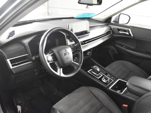 Used 2024 Mitsubishi Outlander SE image 2