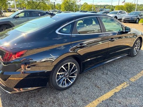 Used 2023 Hyundai Sonata Limited w/ Preferred Accessory Package FWD image 4
