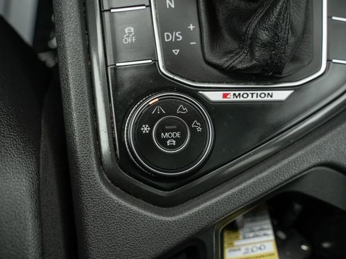 Used 2018 Volkswagen Tiguan SE w/ Panoramic Sunroof Package image 27