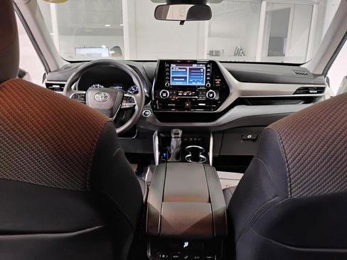 Used 2021 Toyota Highlander L image 47